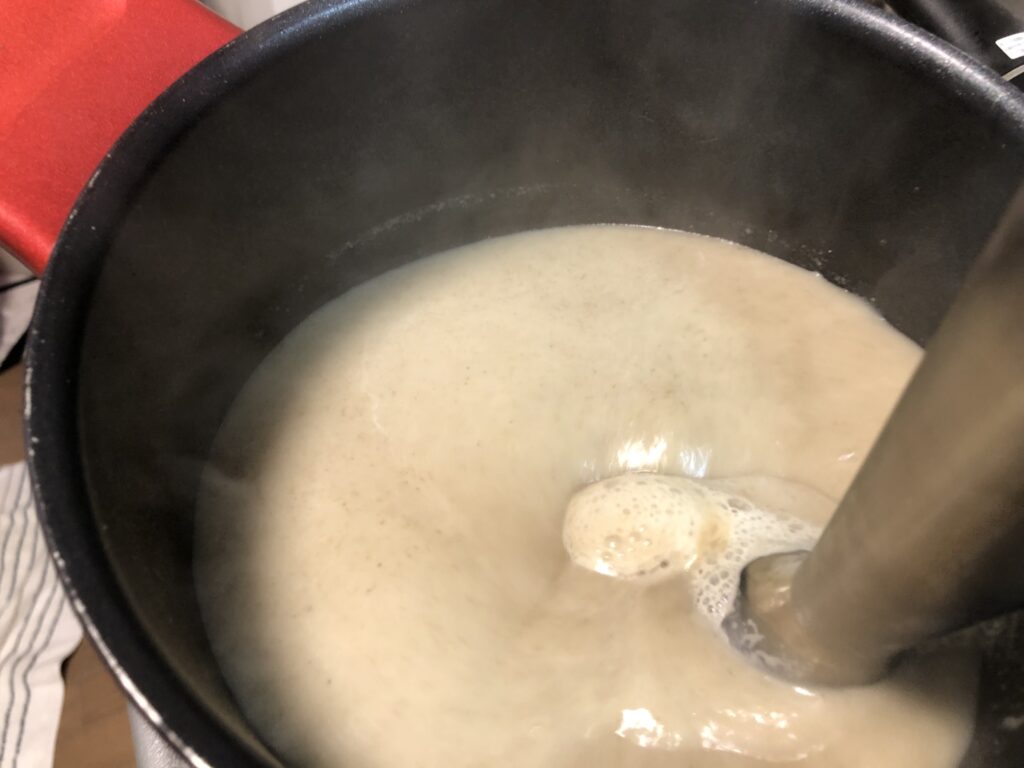 ブラウン マルチクイック 9 ハンドブレンダーでゴボウを煮込んだものが滑らかなスープになる様子の画像です。