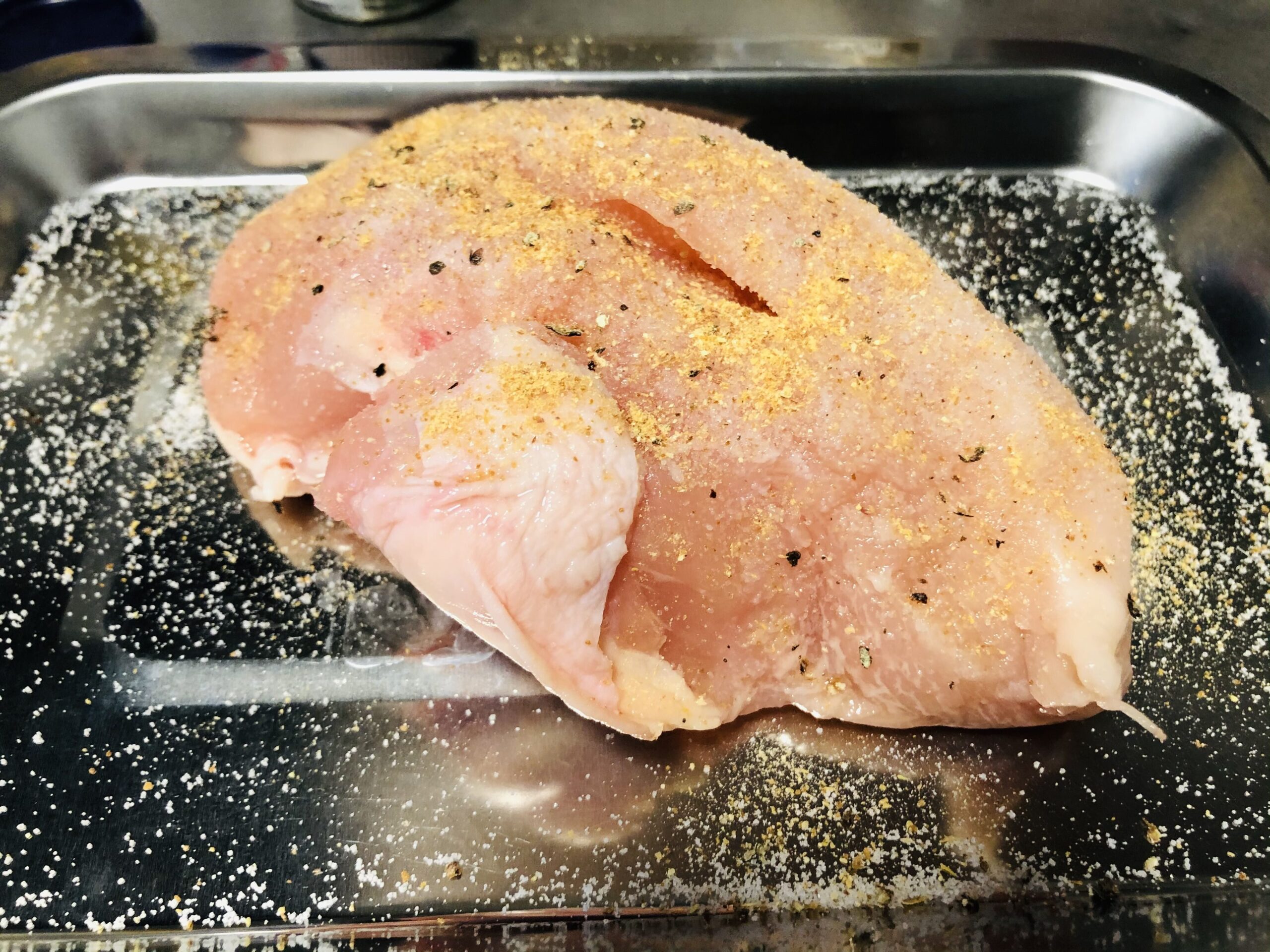 下味をつけた鶏胸肉の画像です。
