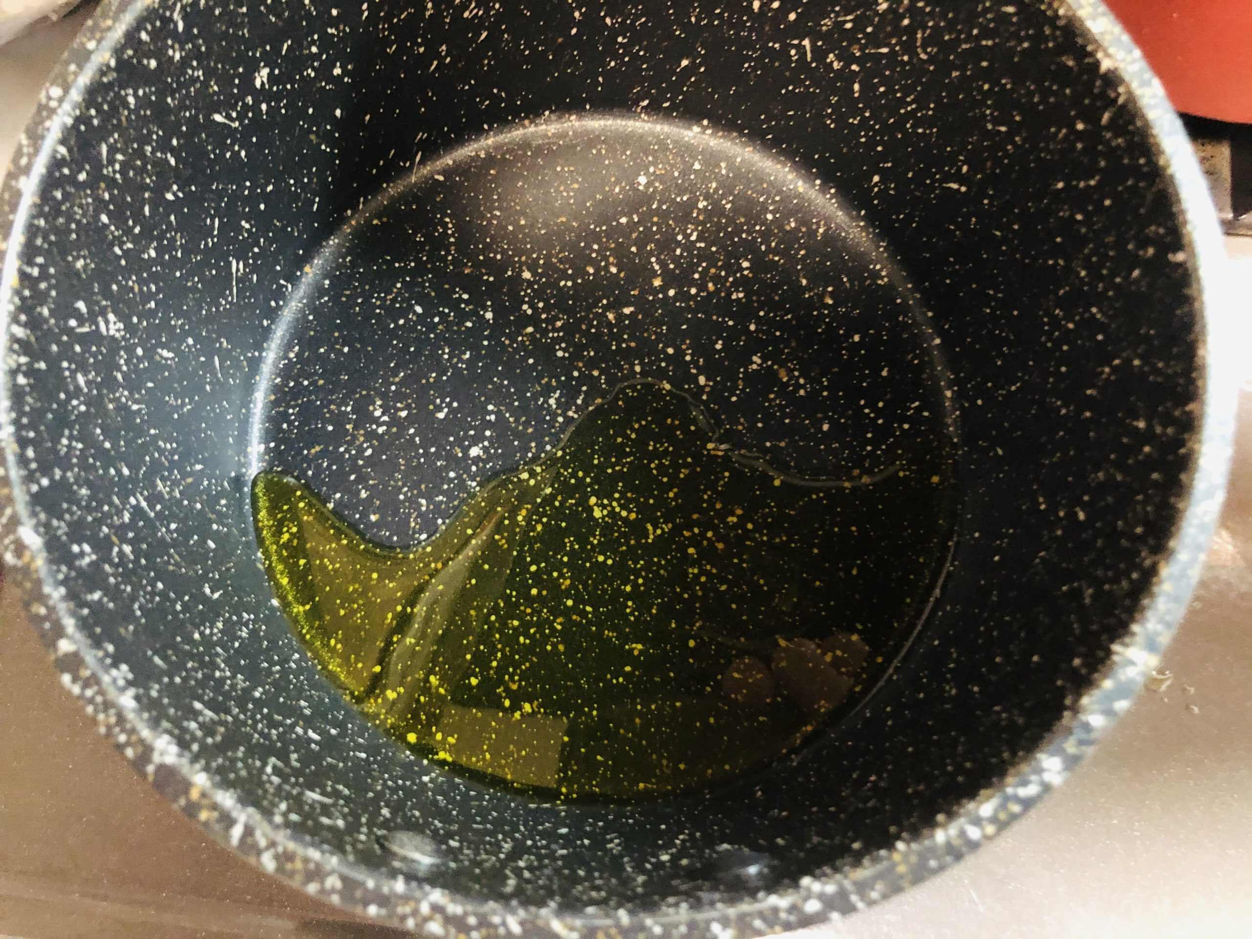 オリーブオイルを入れた小鍋の画像です。
