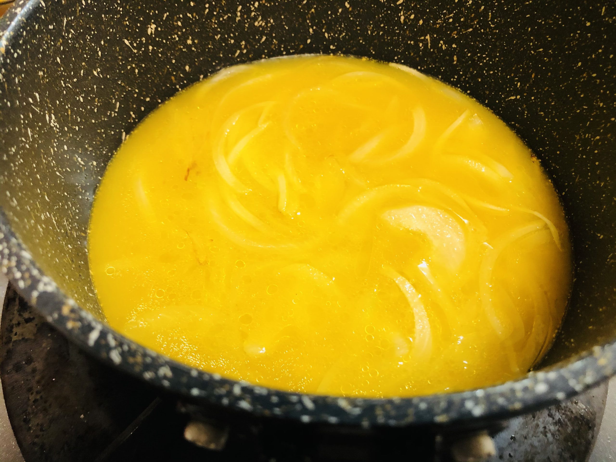 小鍋にオレンジジュースを入れた様子の画像です