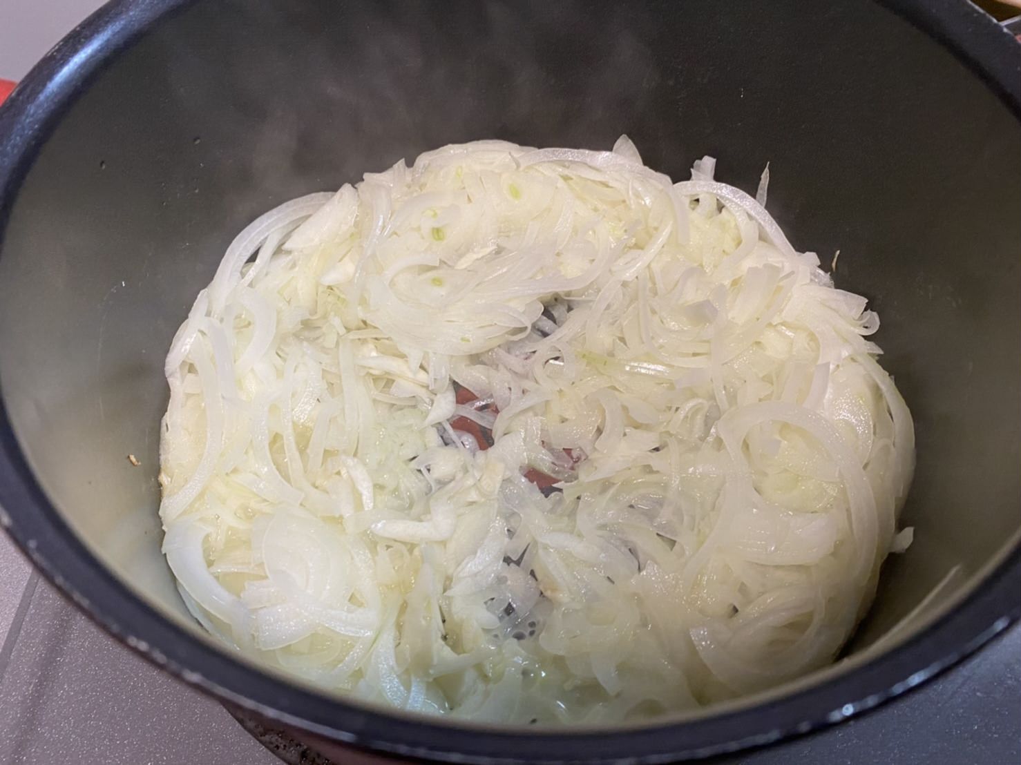 バターが溶けてよく混ぜた様子の鍋の中の様子の画像です