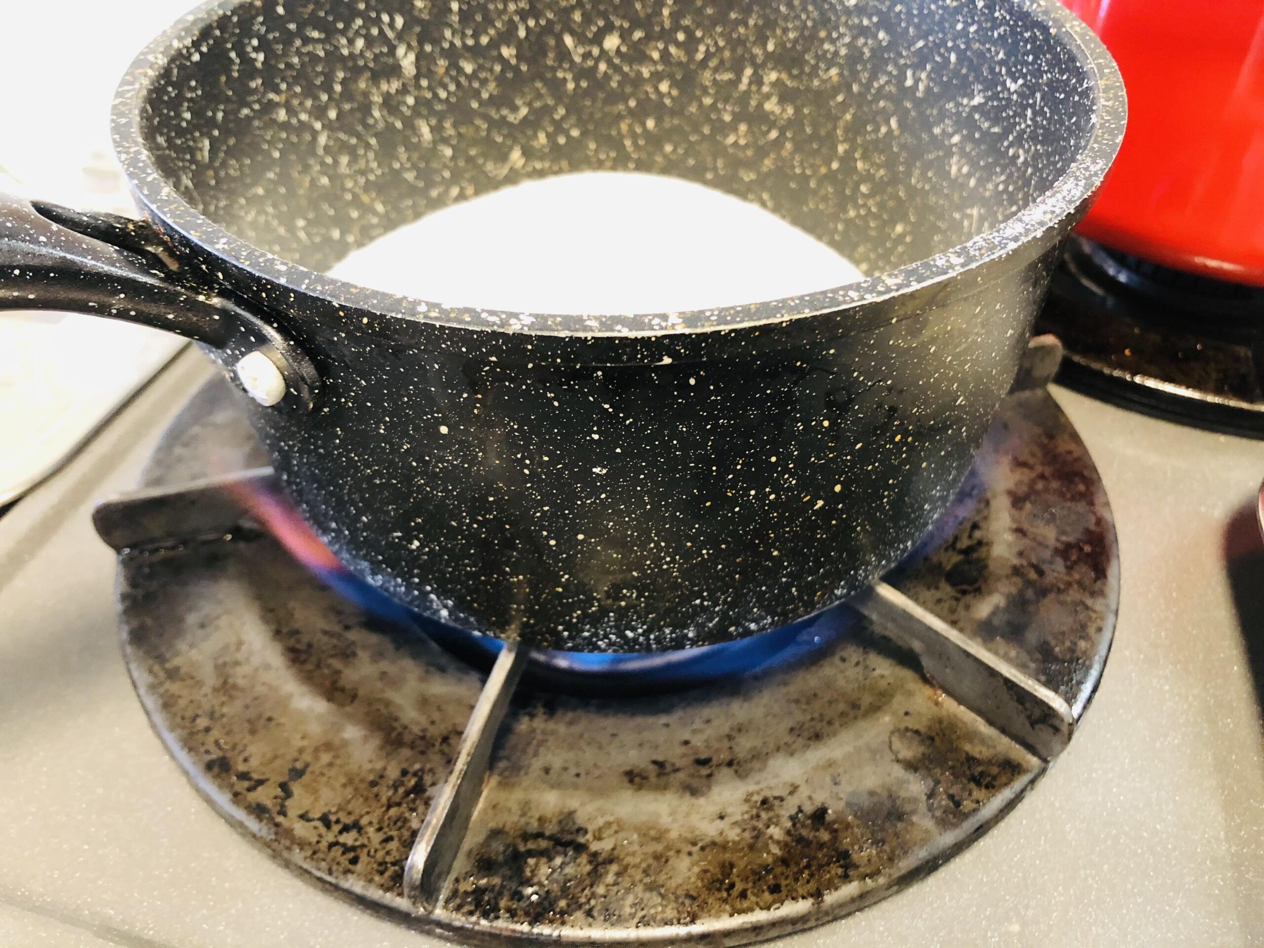 カラメル用のグラニュー糖を鍋に入れ強火にかけている様子の画像です