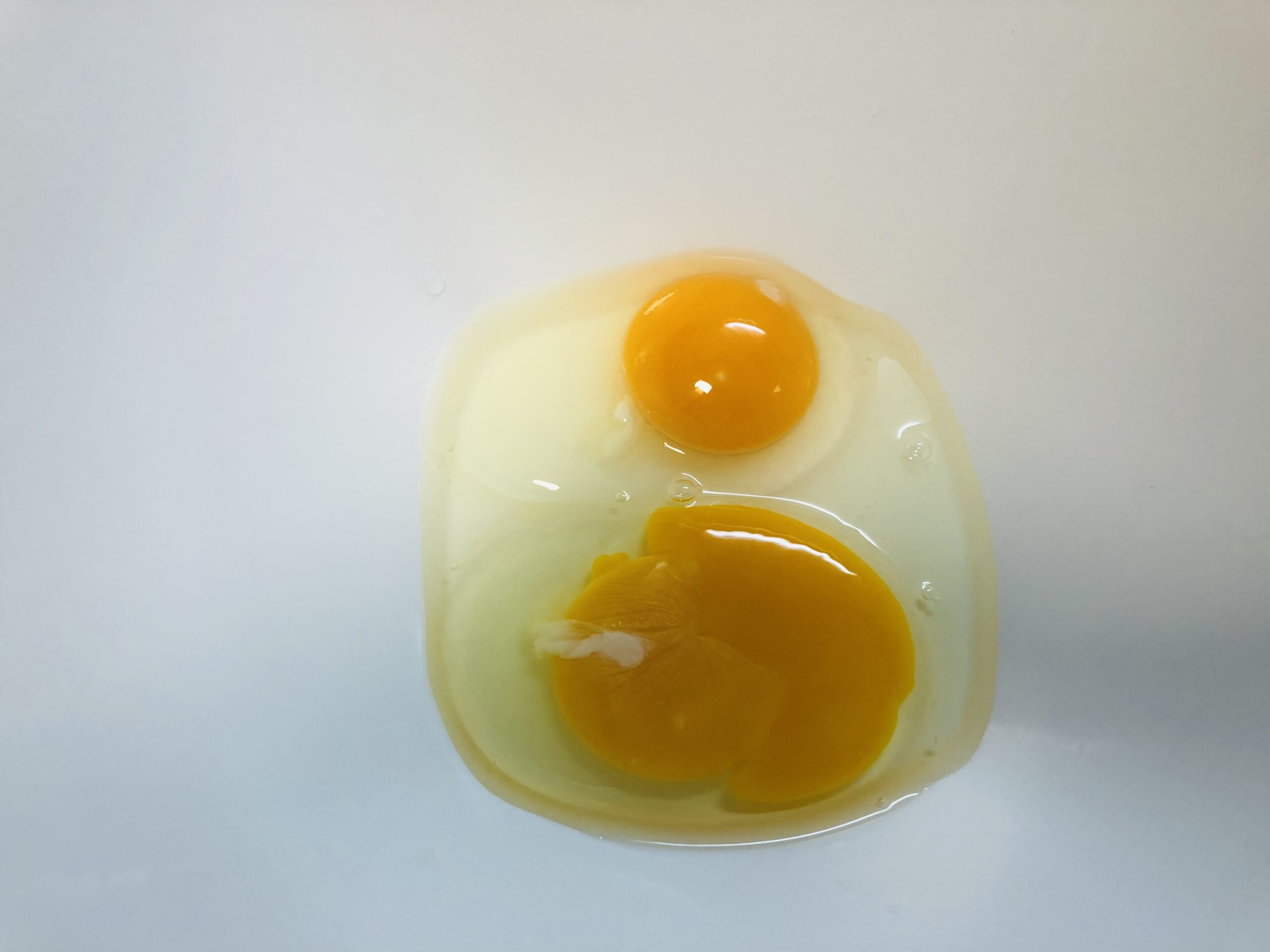 大きめのボウルに卵を2個割り入れた画像です