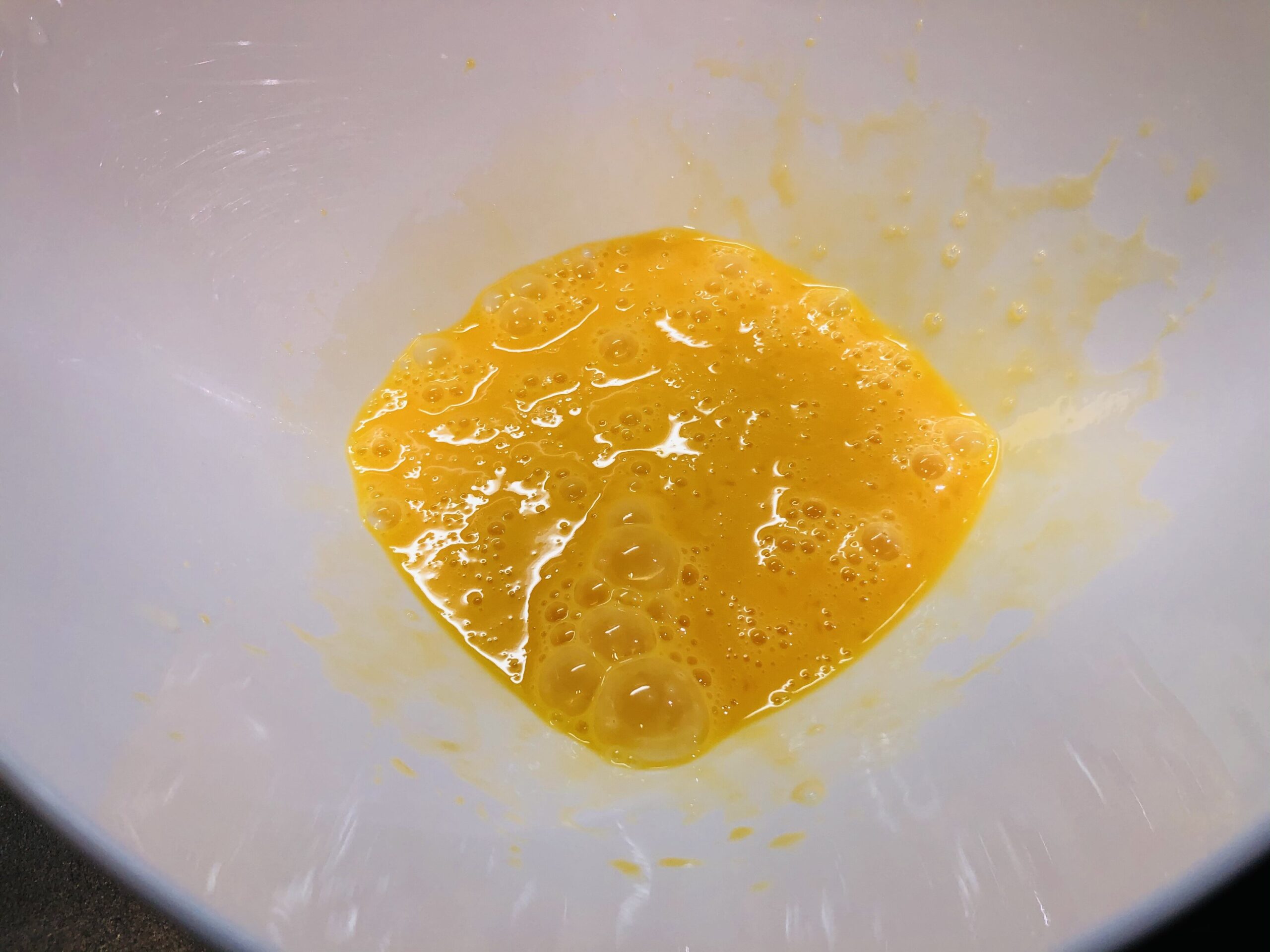 ハンバーグのタネを作るときの最初に卵をしっかり溶き交ぜた画像です。