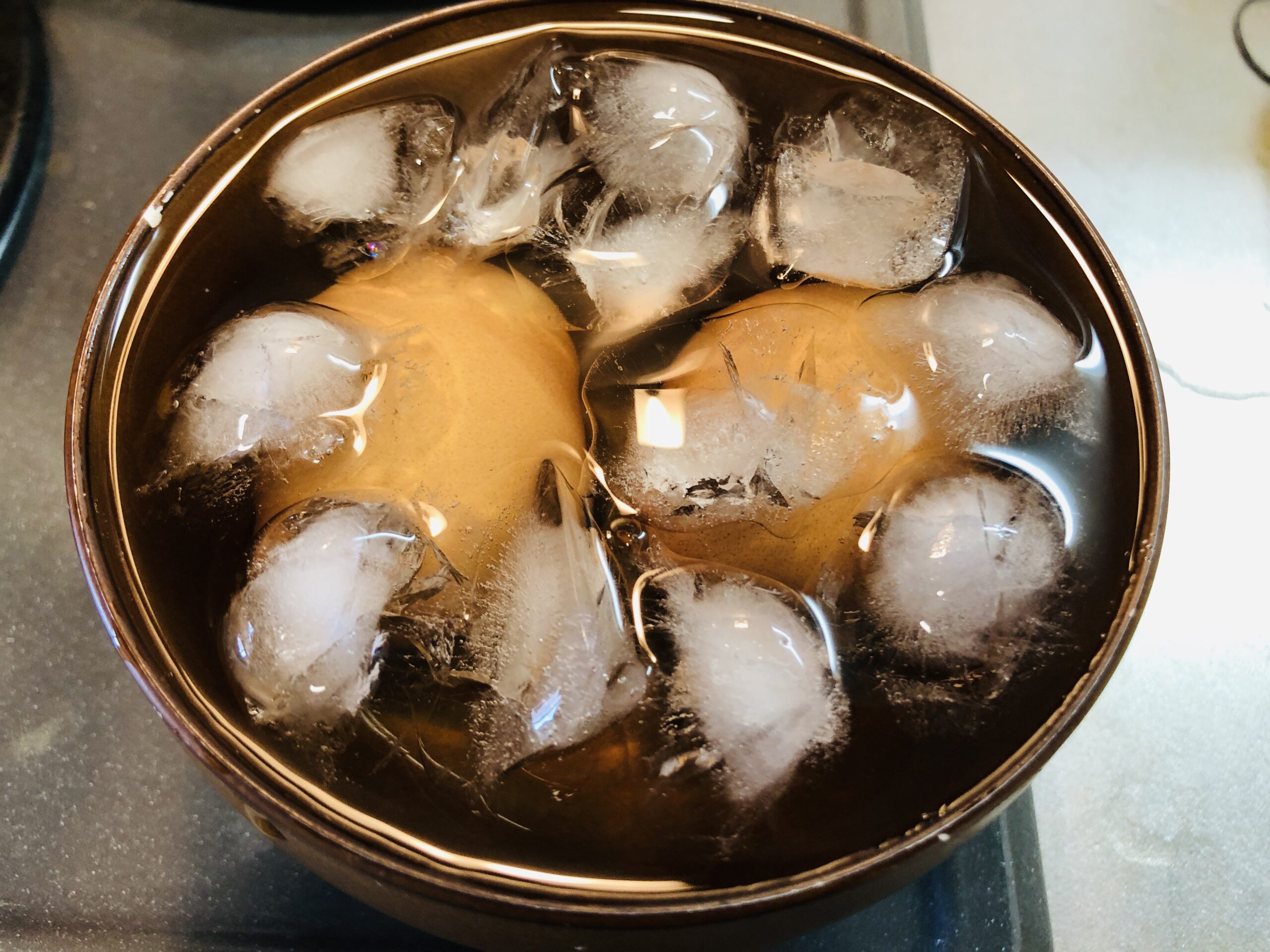茹で上がった卵を氷水に落した状態の画像です