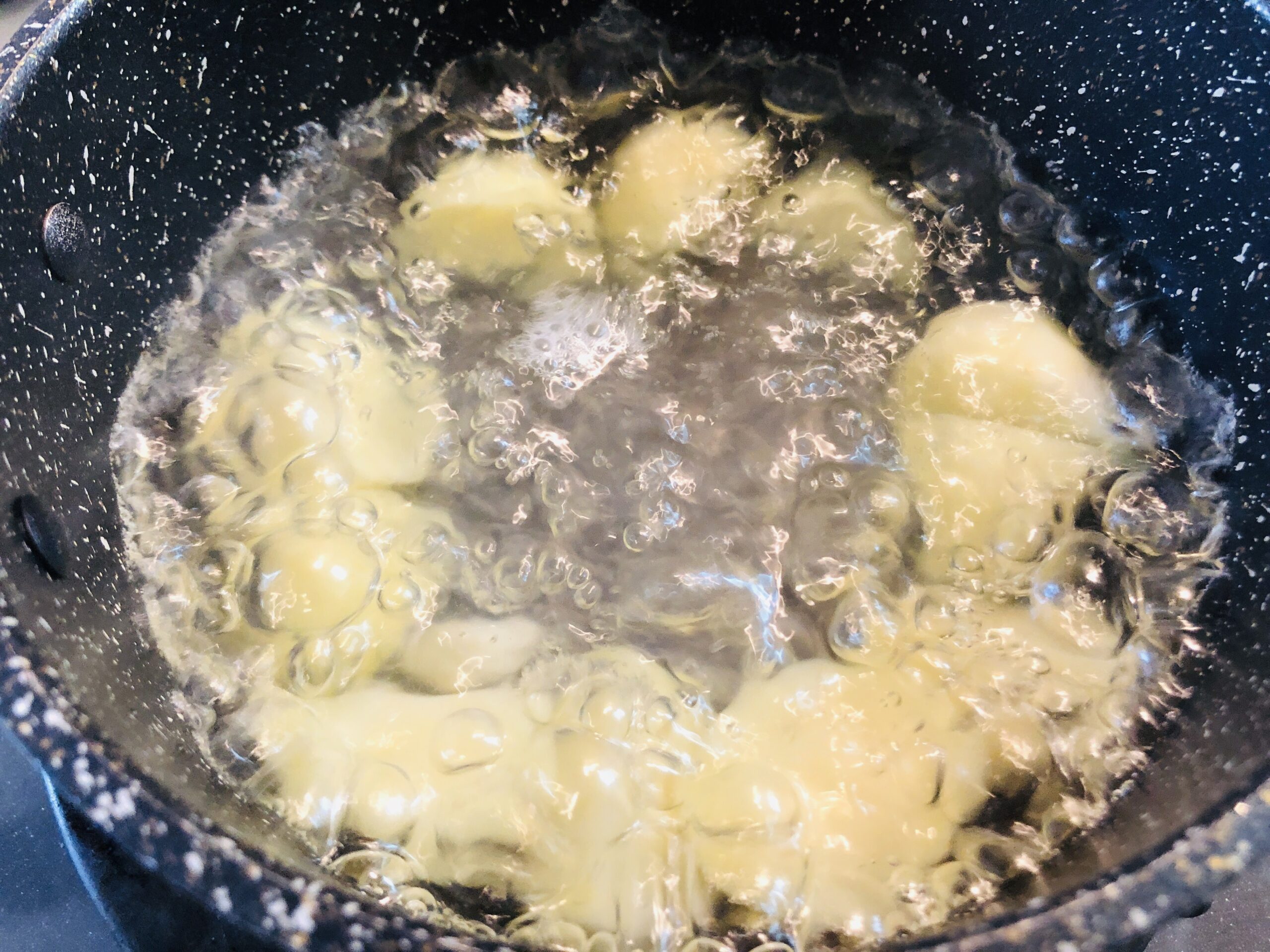新ジャガイモと新にんにくを入れた鍋が沸いている状態のがぞうです。