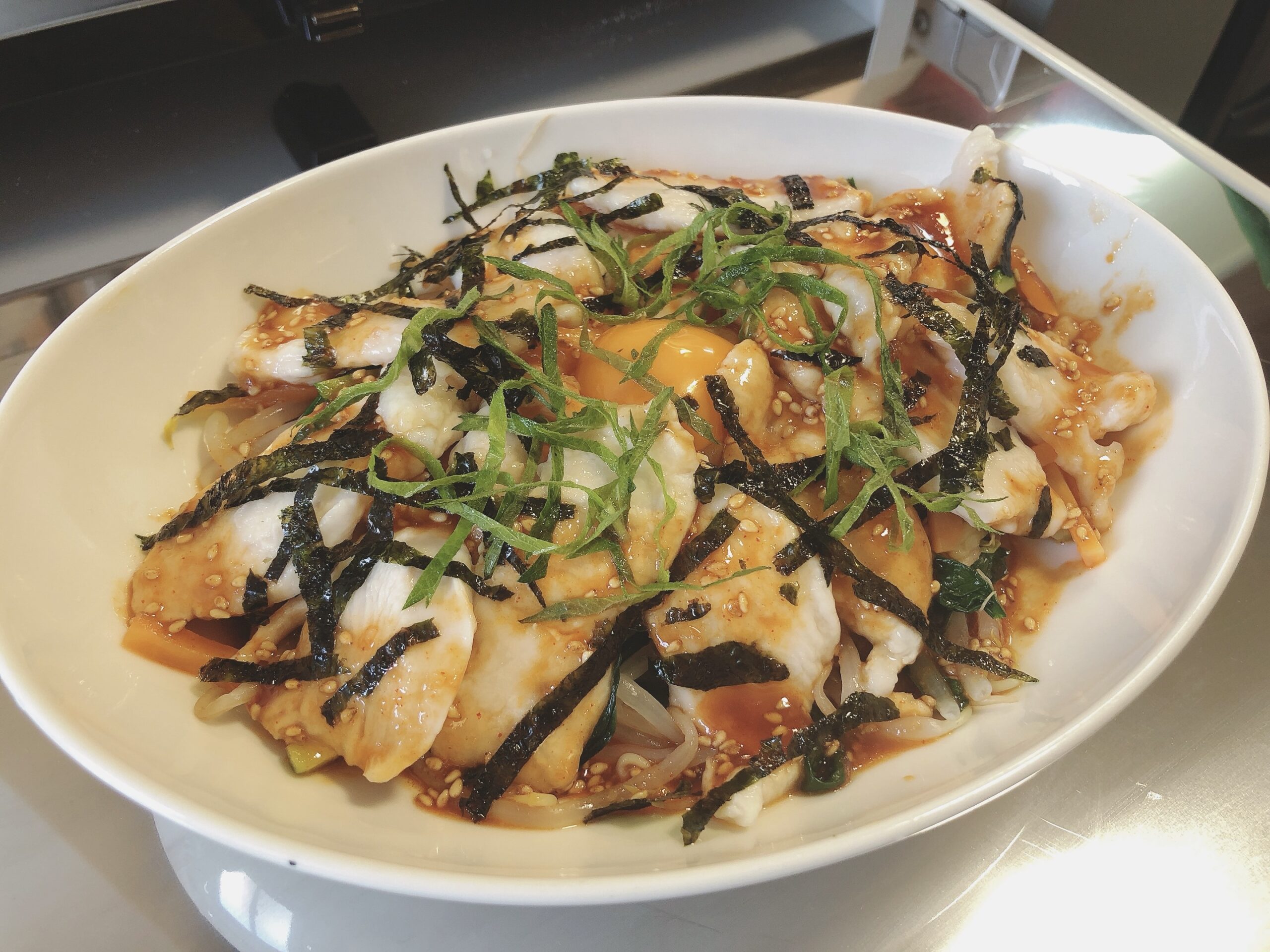 【材料刻んで茹でるだけ】プルプル鶏むね肉の韓国風サラダの盛り付け画像です