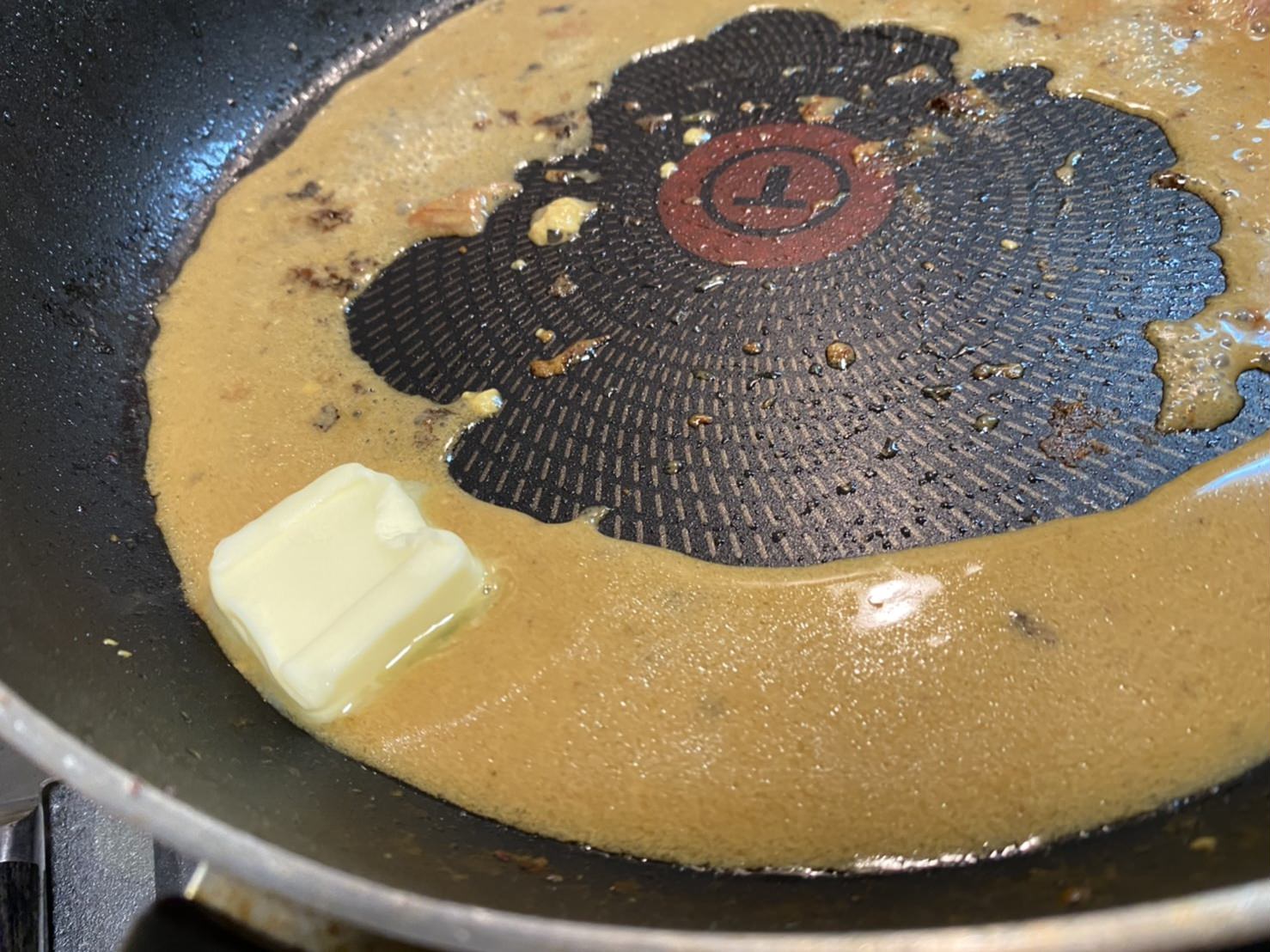 水に鍋にこびりついた旨味を溶かし込み、マスタードをなじませ、バターを入れた様子の画像です