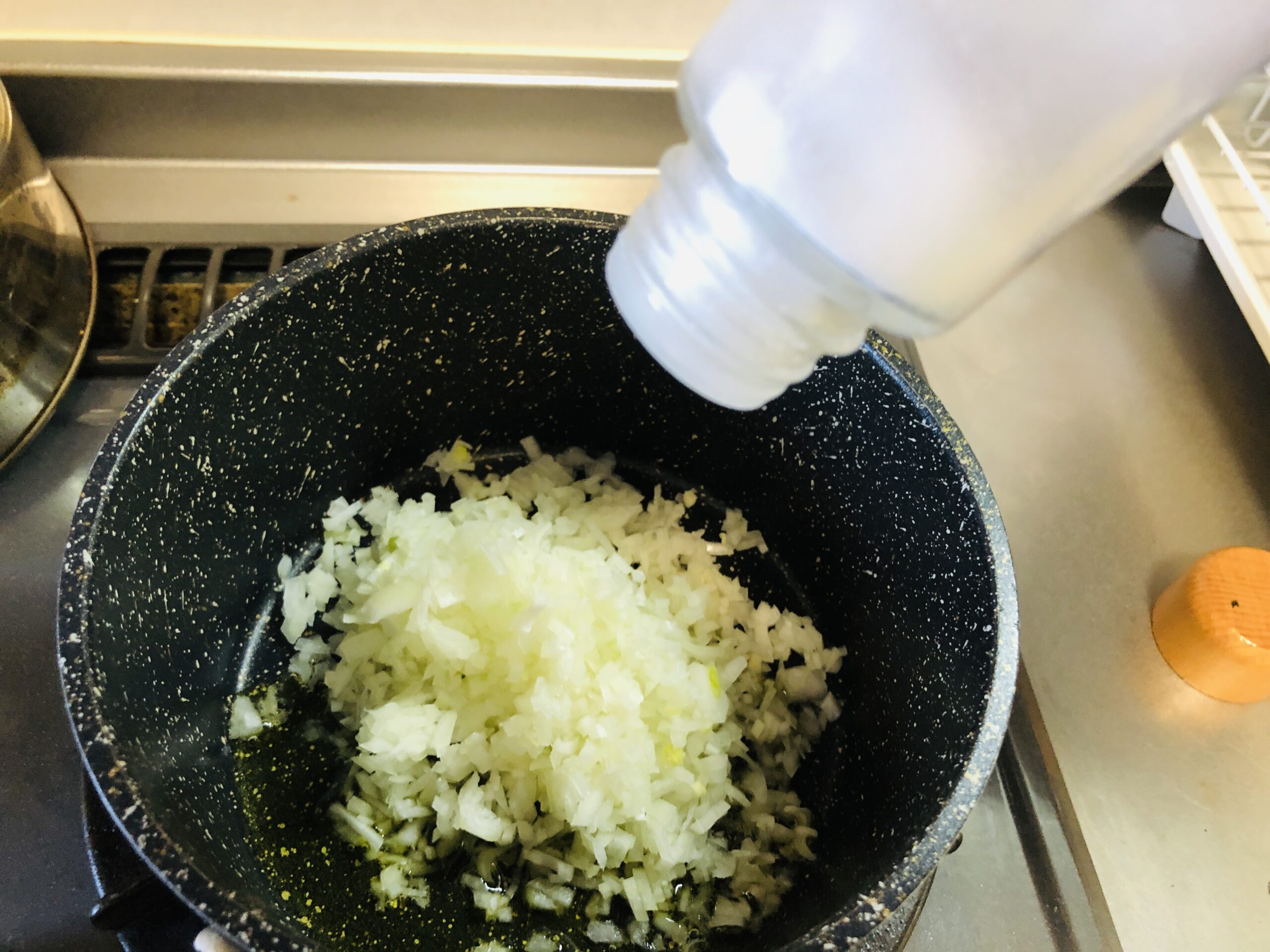 玉ねぎみじん切りと塩少々オリーブオイルを小鍋に入れた状態の画像です
