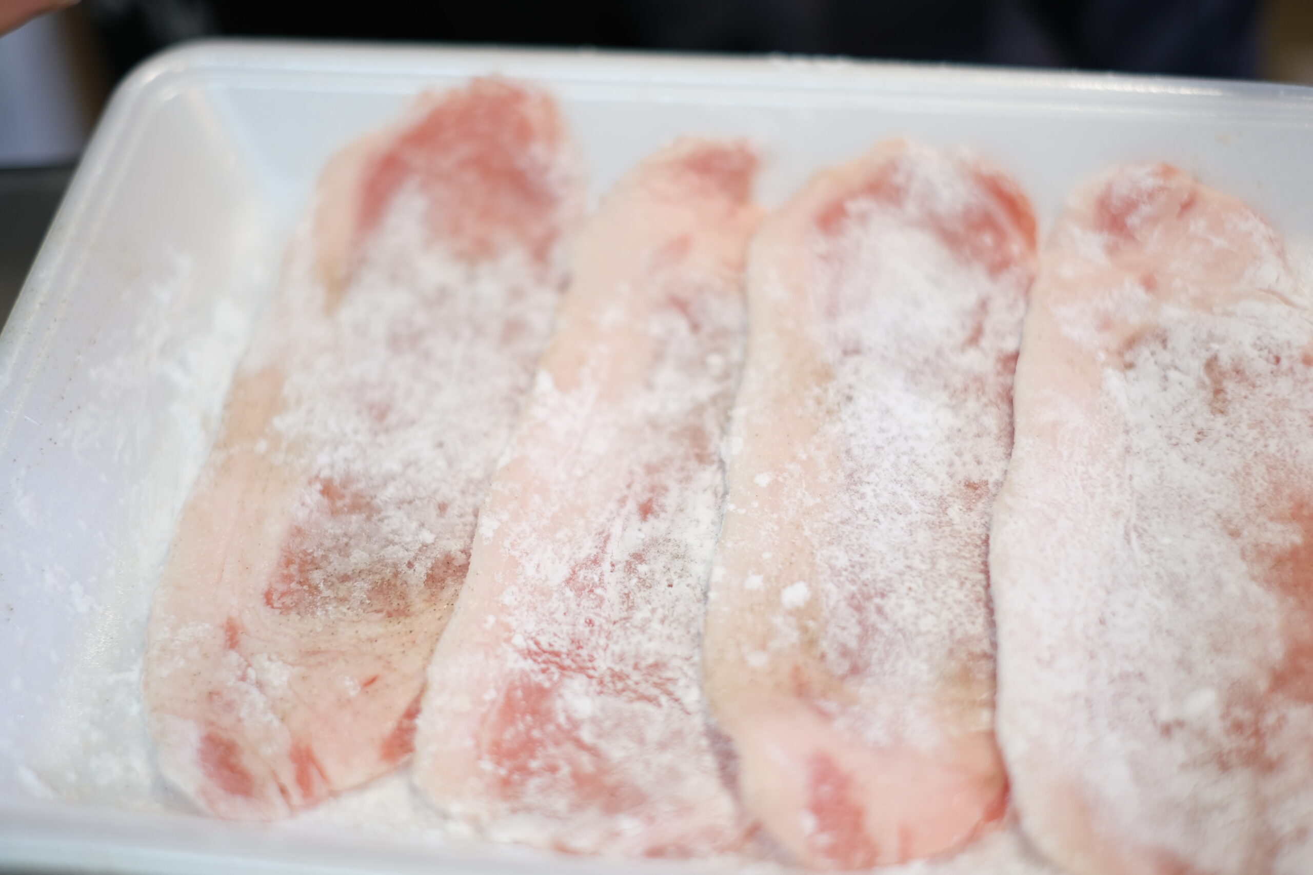 片栗粉を付けた豚ロース肉の画像です