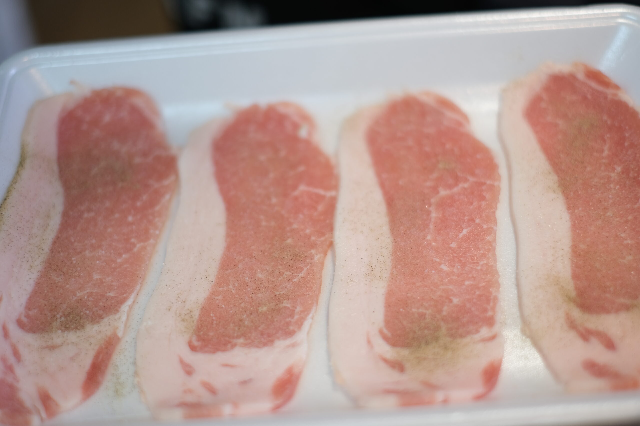 豚ロース肉に軽く塩とこしょうを舌状態の画像です