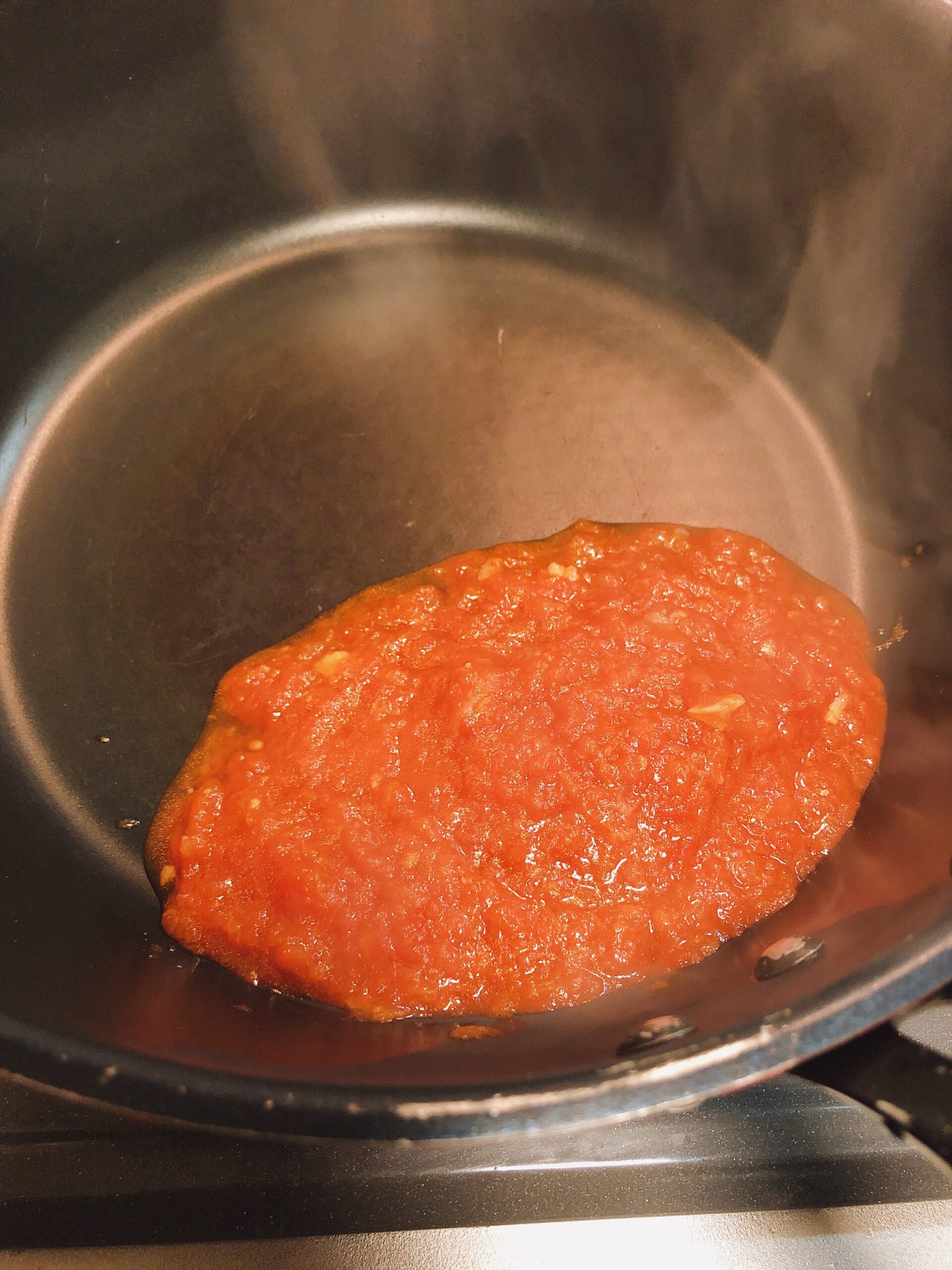 フライパンに作ったトマトソースを適量入れた状態の画像です