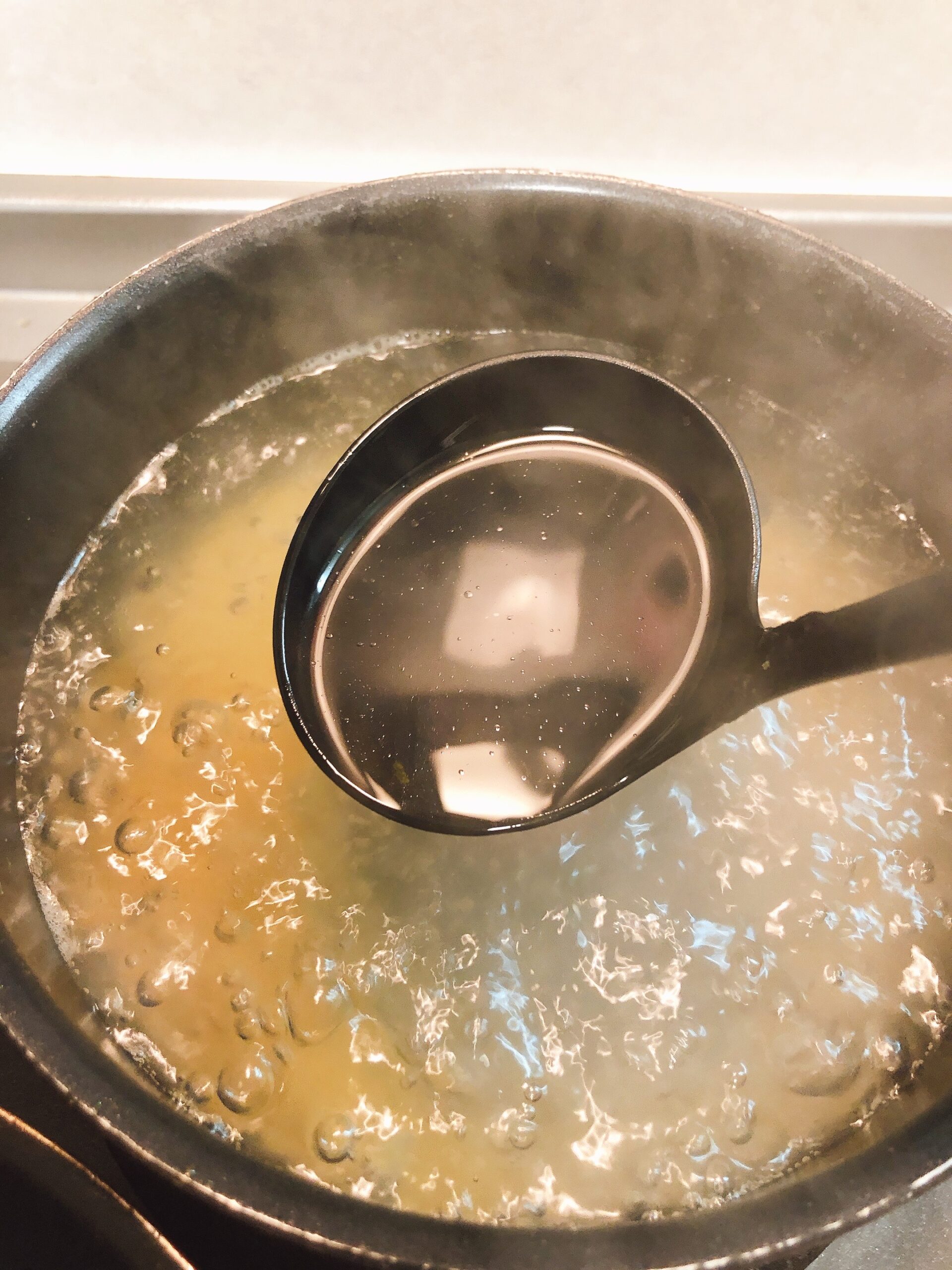 パスタの茹で汁を適量フライパンに加え用とする状態の画像です