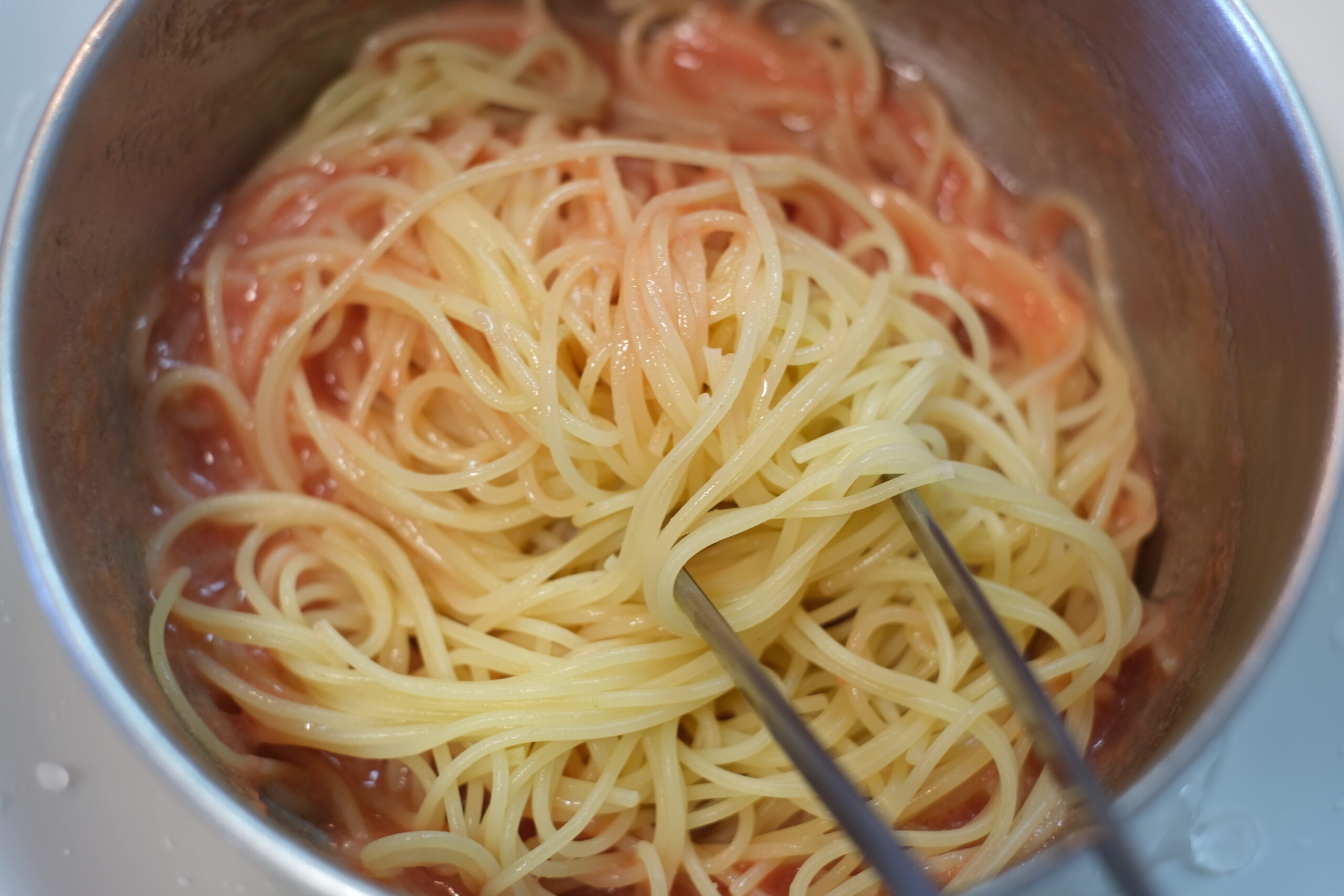 フルーツトマトのソースにカペッリーニを加えた状態の画像