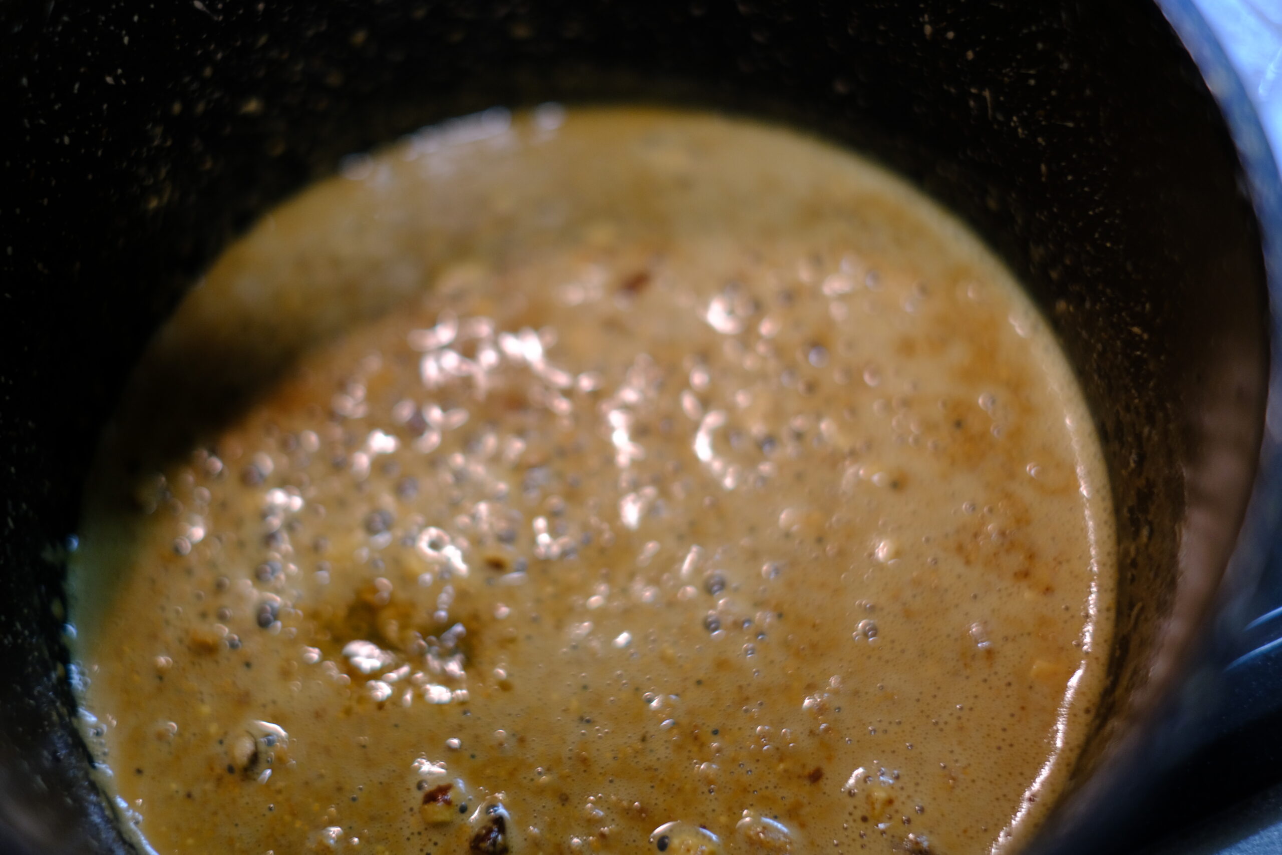鍋に入れたバターが溶け、アーモンドバターと馴染んでいる状態の画像です