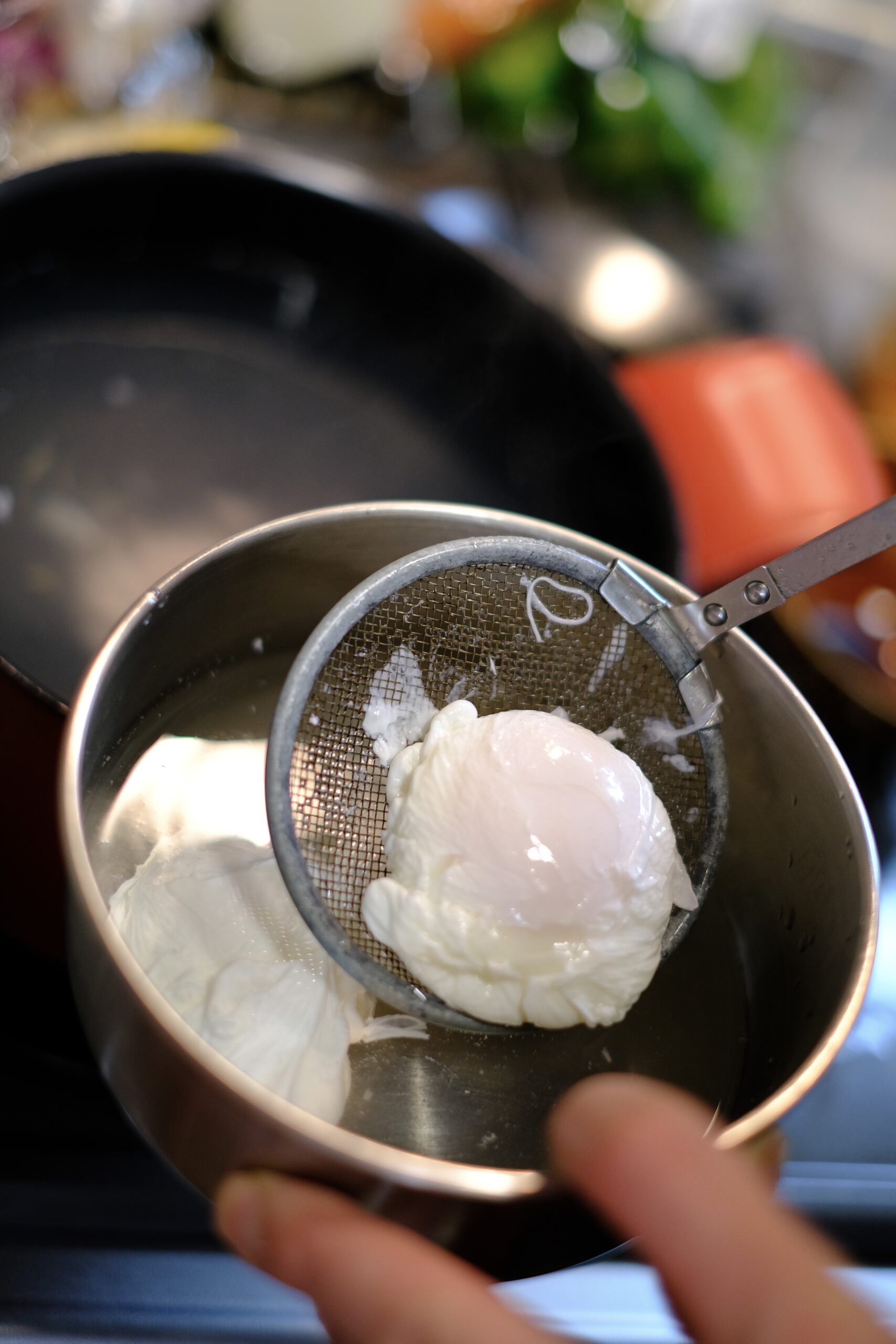 卵白が固まったのでお湯から取り出したポーチドエッグの画像です