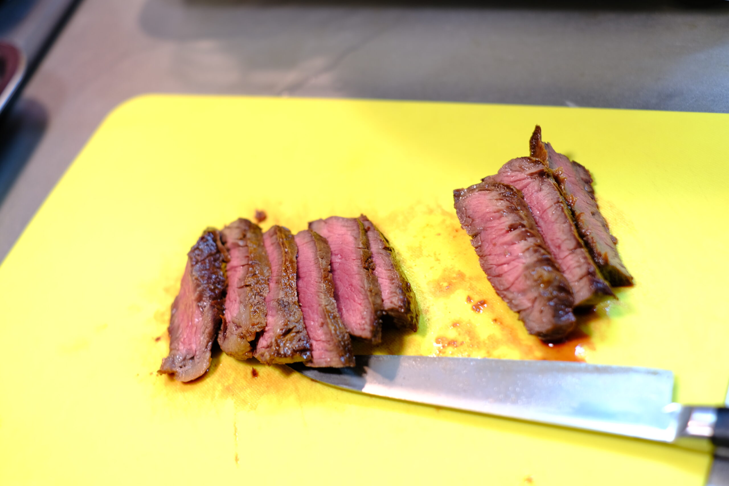 カットした牛ハラミ肉ステーキの画像