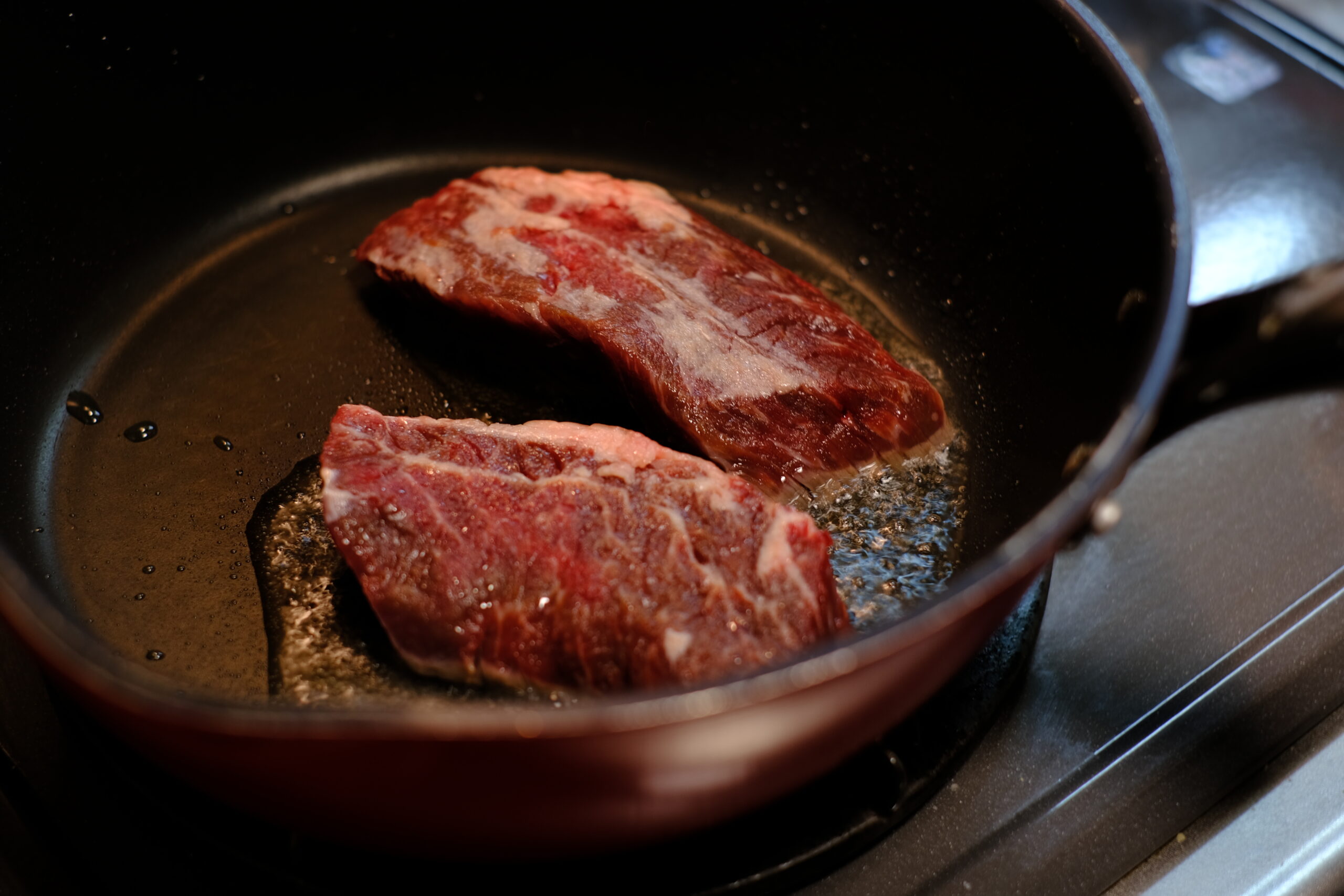 フライパンで牛ハラミ肉を焼きはじめた様子の画像