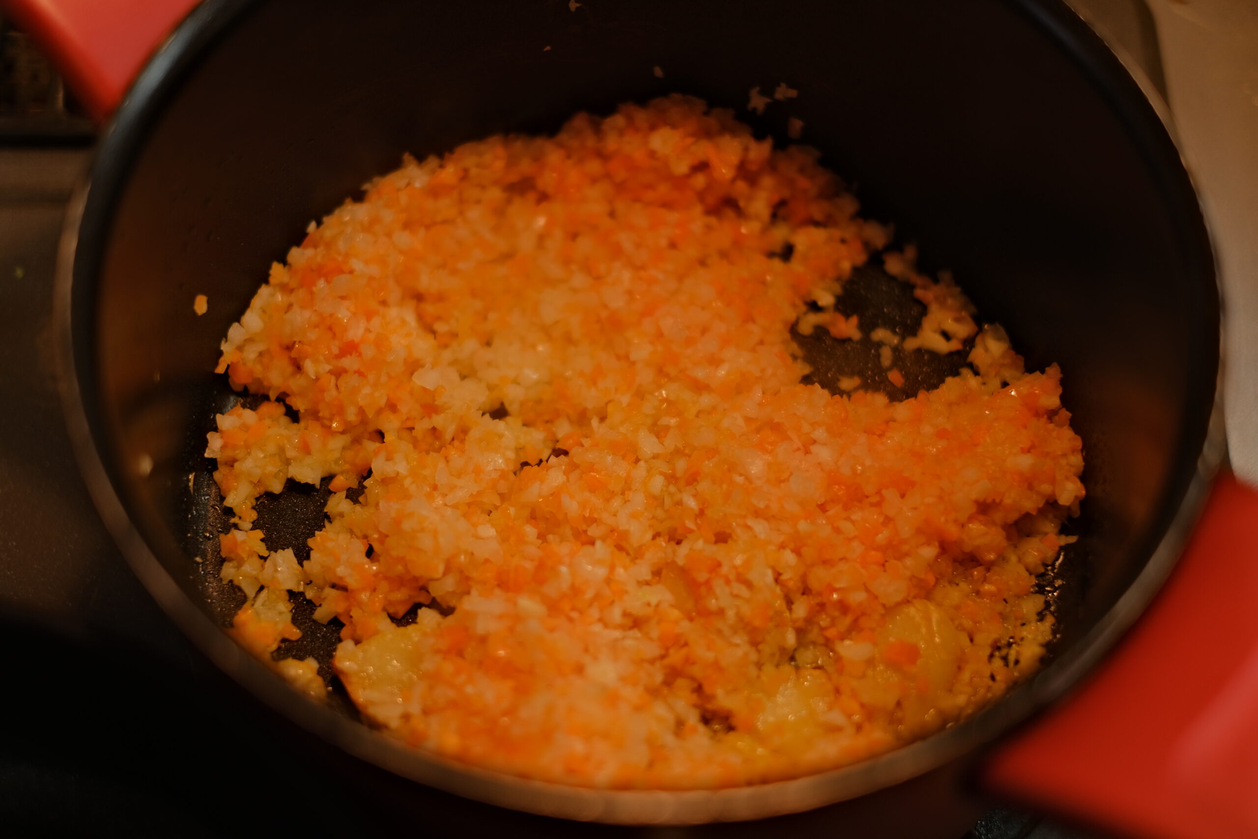 鍋にみじん切りの香味野菜を加えた状態の画像。