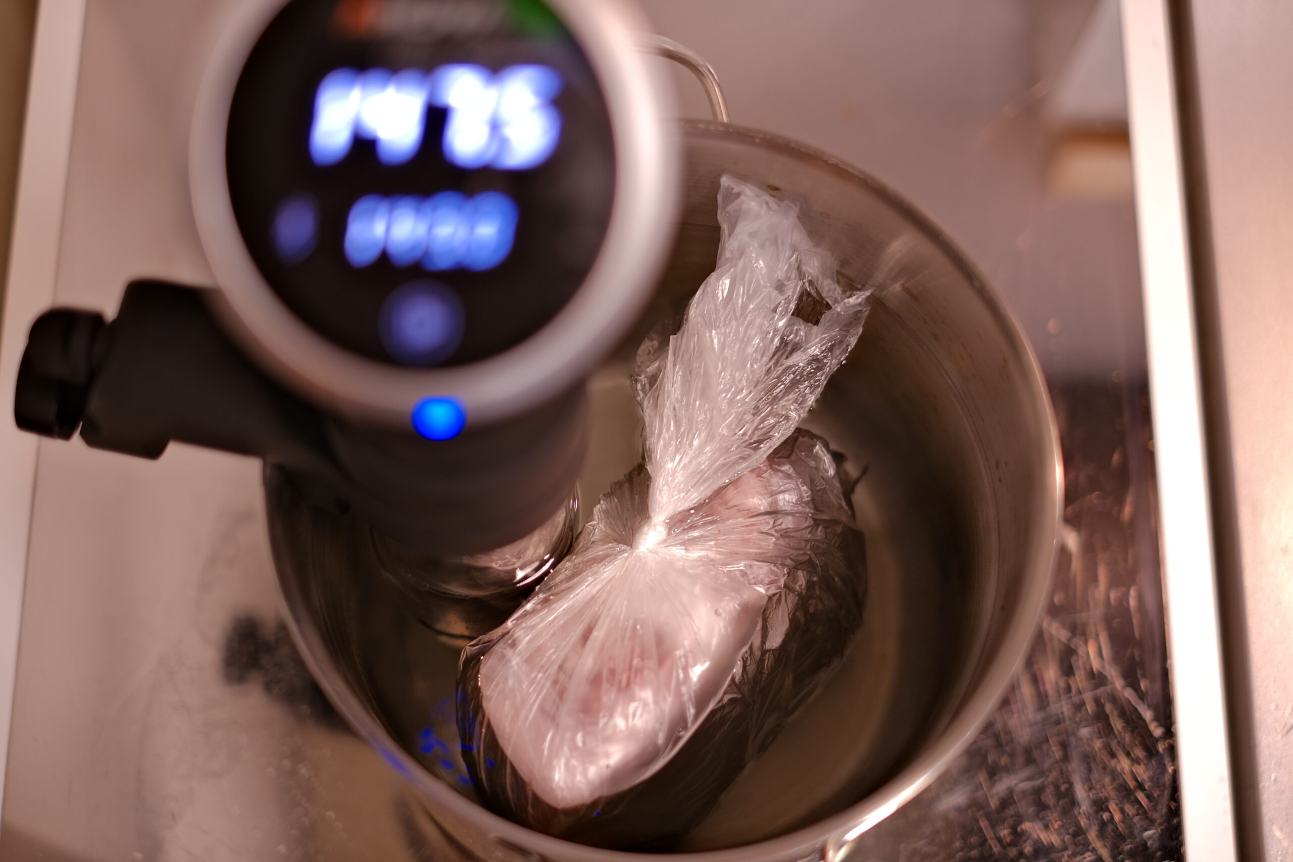 63℃に低温調理器具をセットしてお肉を沈めた状態の画像