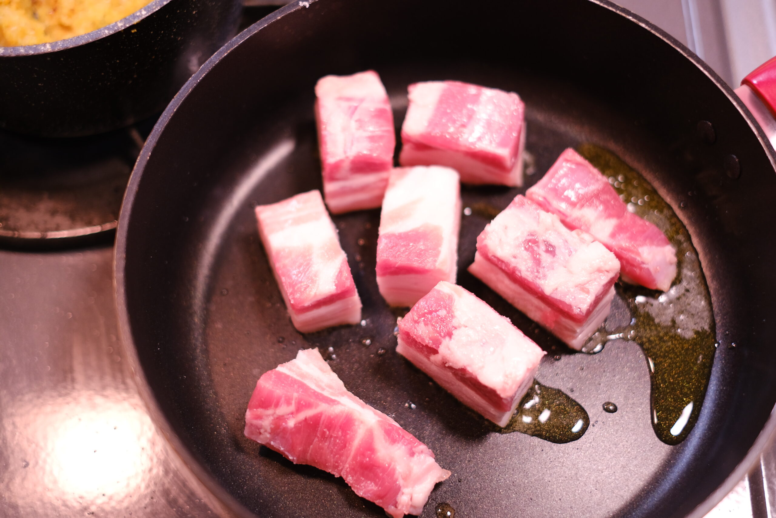 豚バラ肉をフライパンで焼く様子の画像です