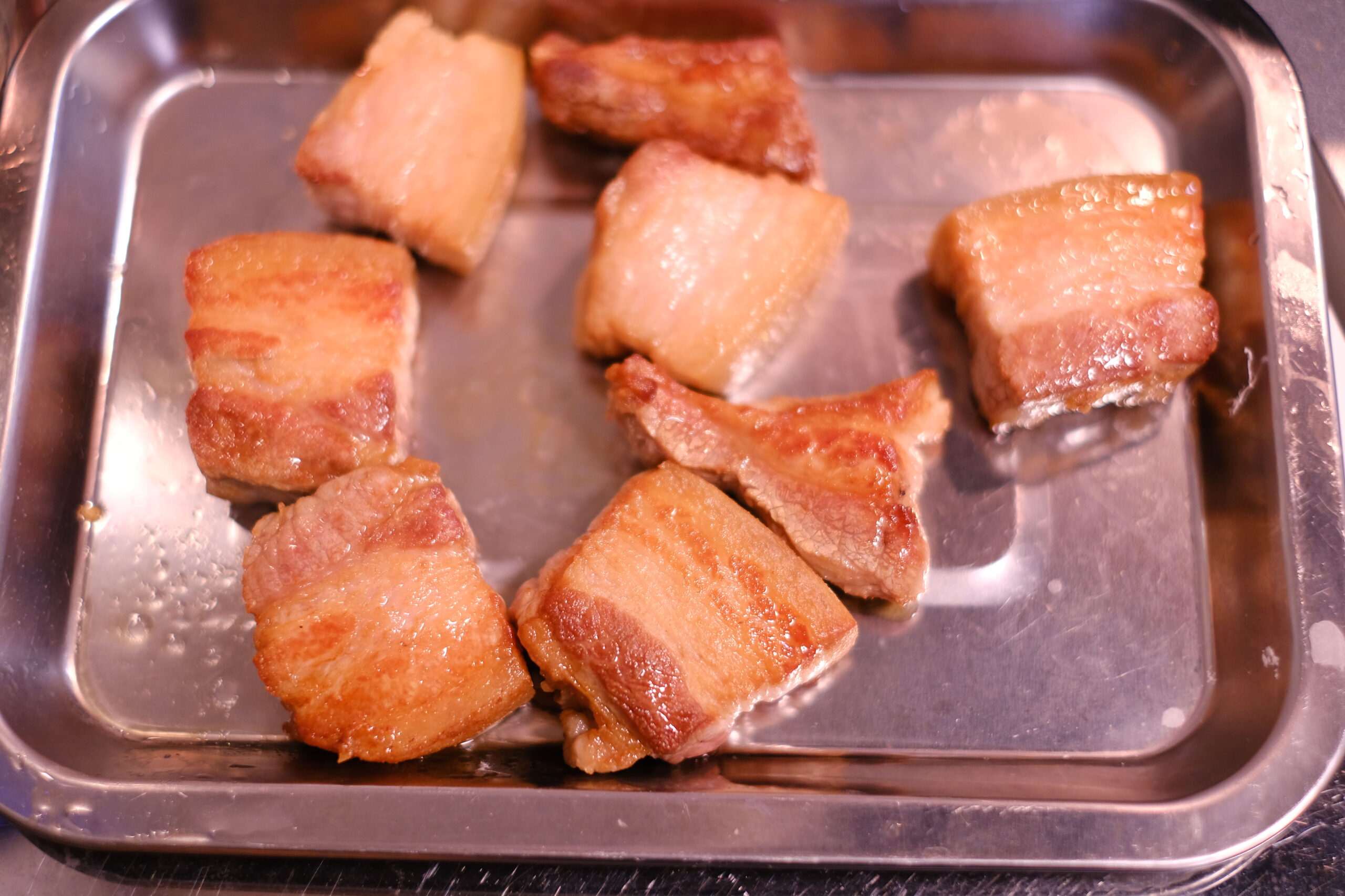 こんがりと焼き色をつけた豚バラ肉の画像です
