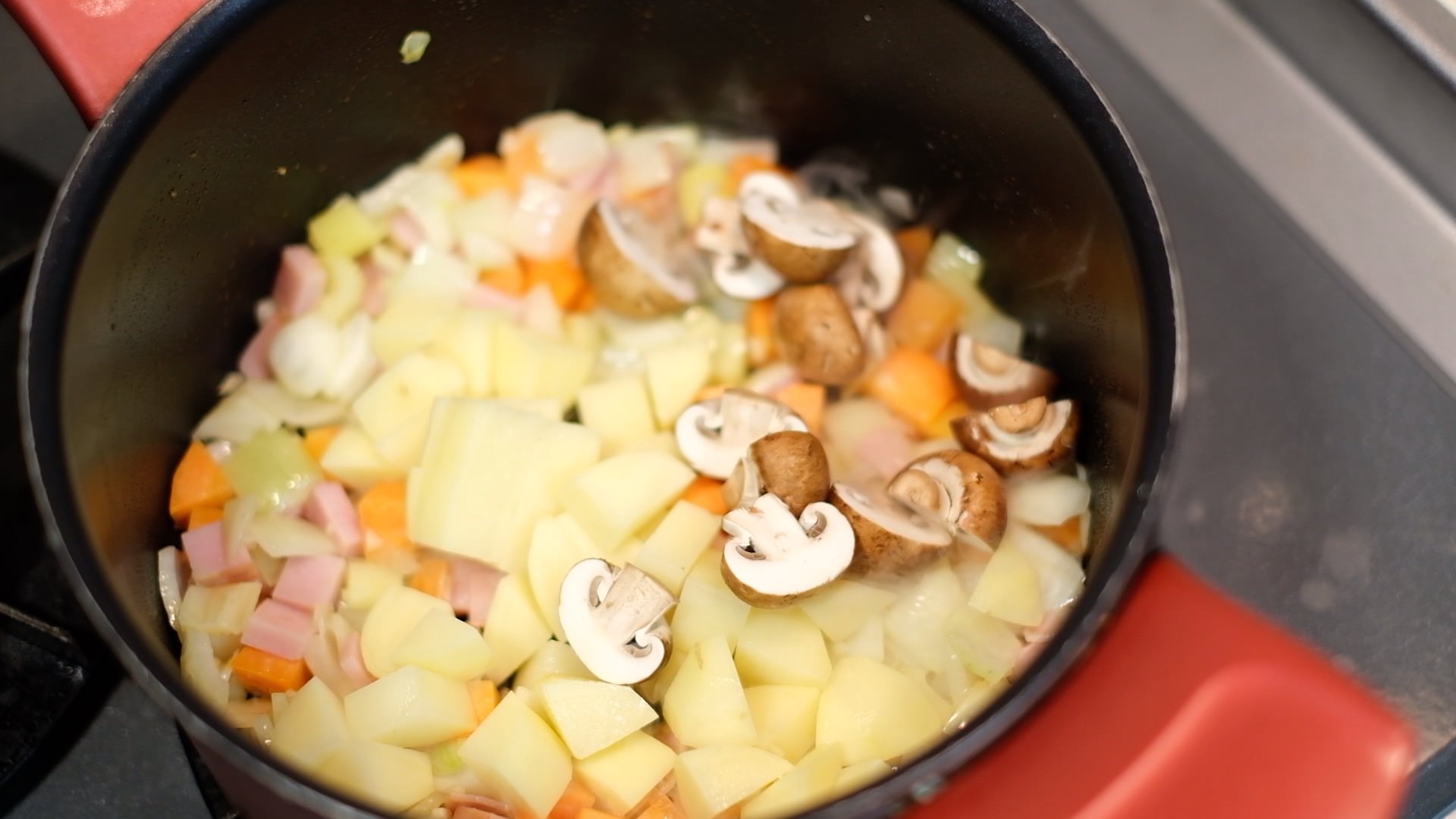 鍋にジャガイモとマッシュルームを加えた状態の画像です