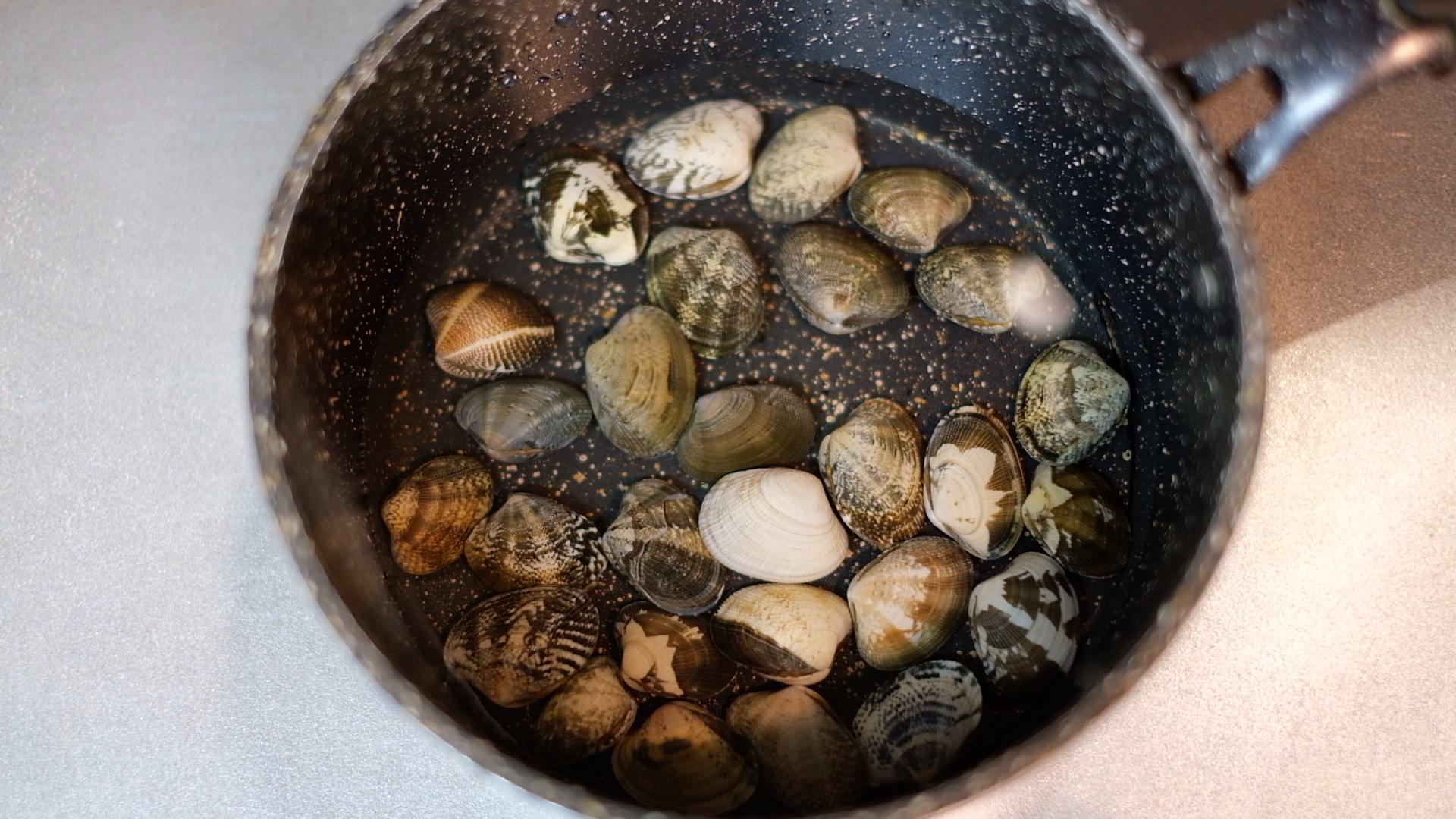 洗ったアサリを水とともに小鍋に入れた状態の画像です